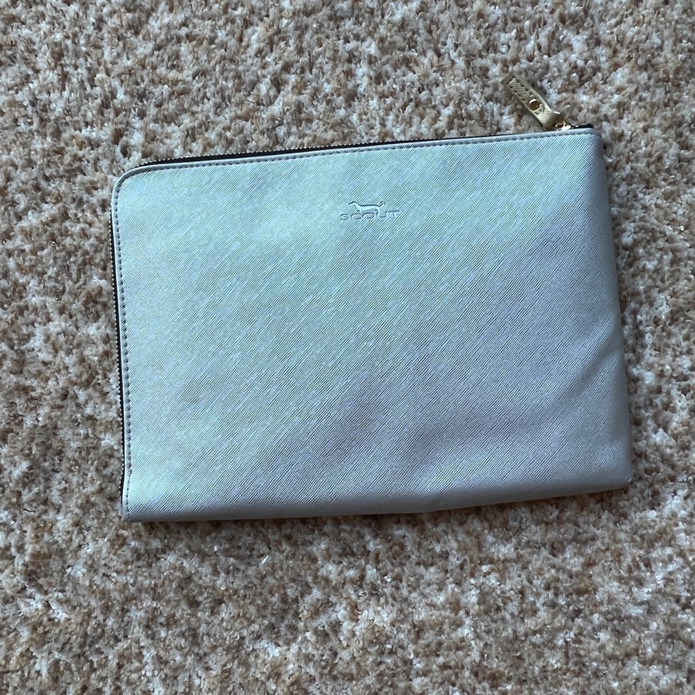 SCOUT Wristlet/throw zipper in Gold & Silver - Picture 2 of 3